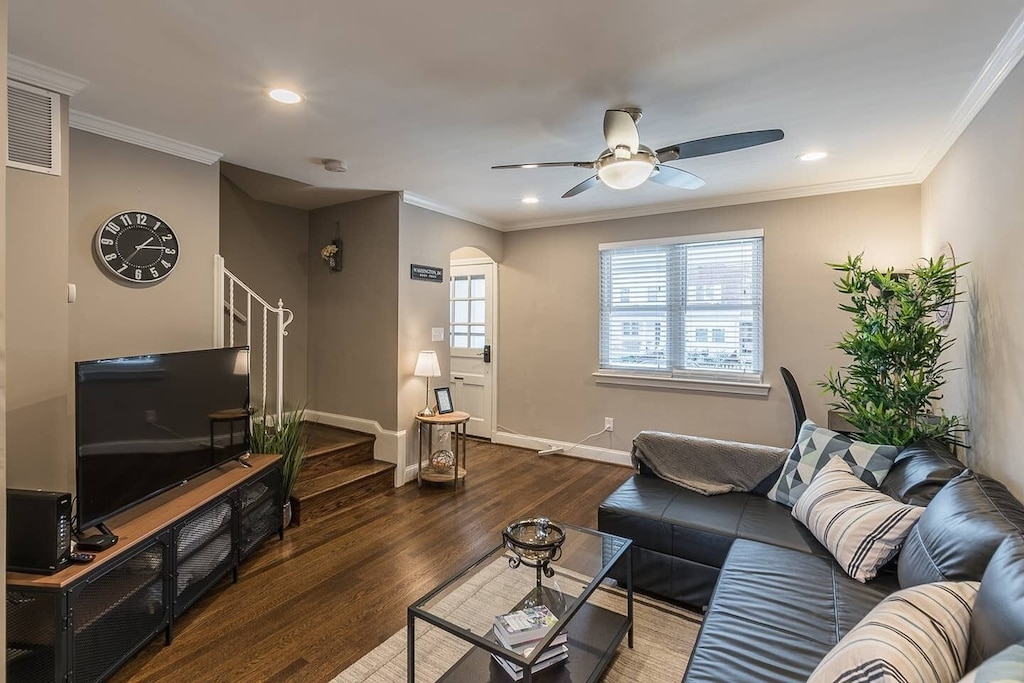 Spacious Living Room w/ Sofa Bed