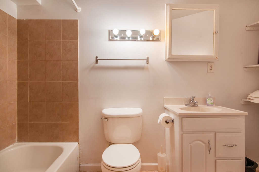 Upper Level Hallway Full Bathroom