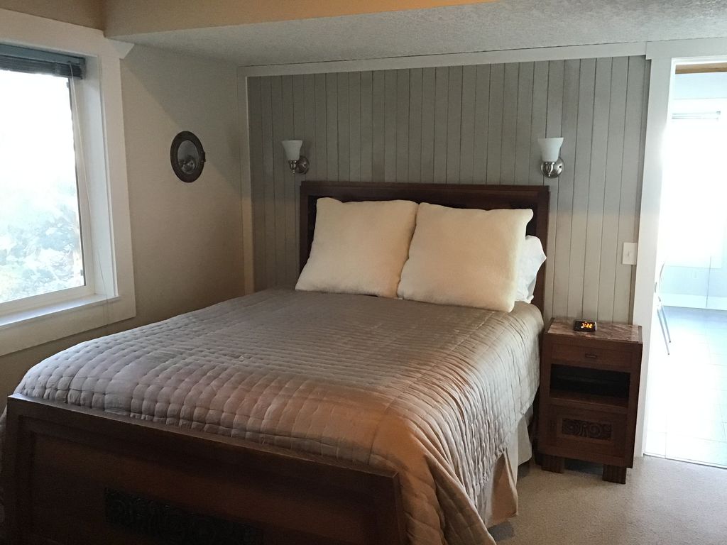 Third floor bedroom with ocean view and adjoining private bathroom .