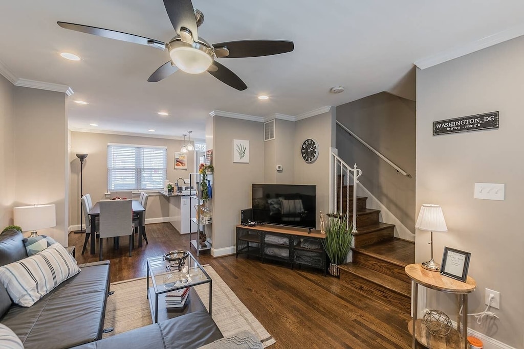 Spacious Living Room w/ Sofa Bed