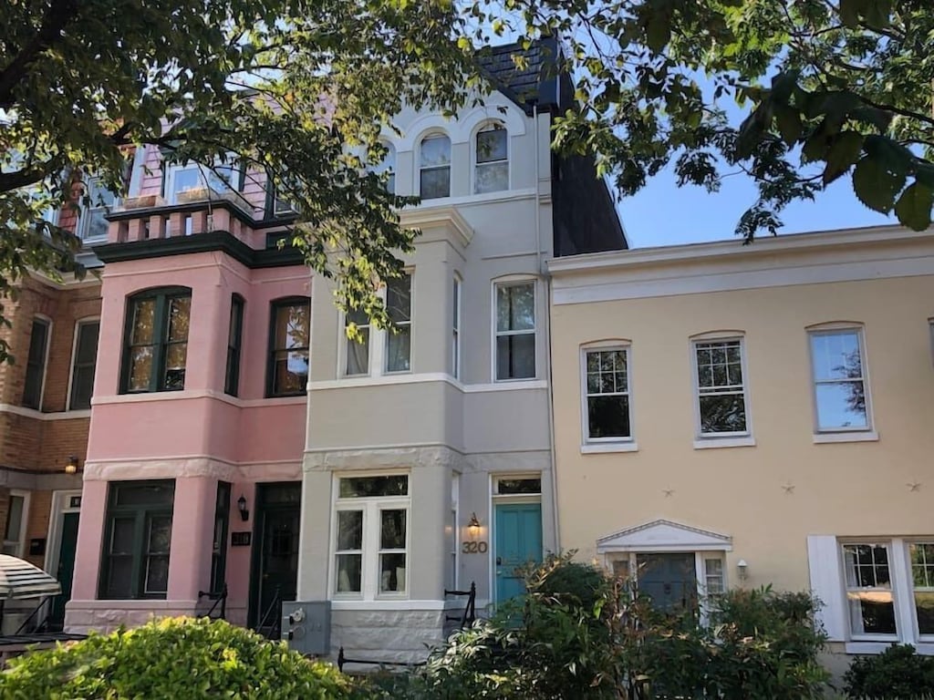 Three bedroom newly renovated town home with Tiffany color door
