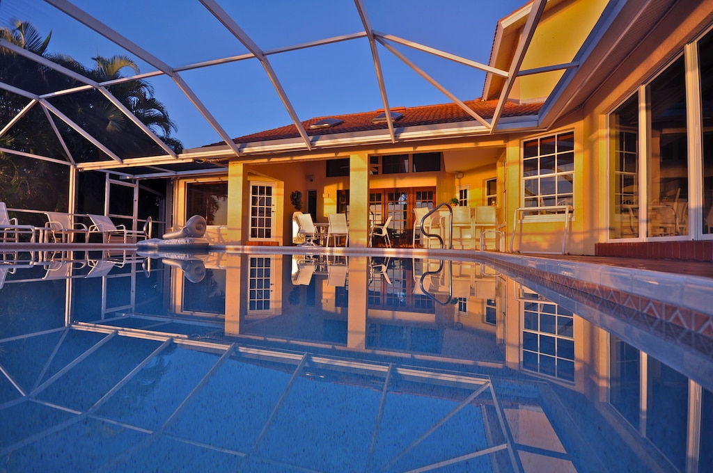 Pooldeck with covered outside Wetbar and Diningtable