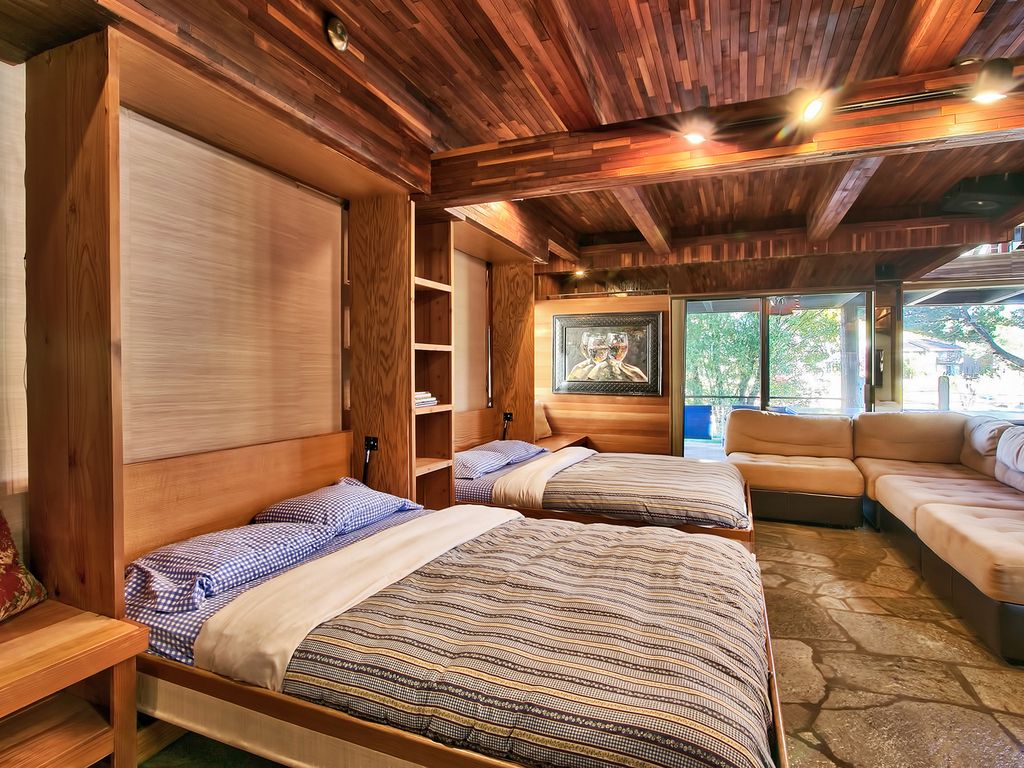 4th sleeping area with 2 queen Murphy beds Full bath