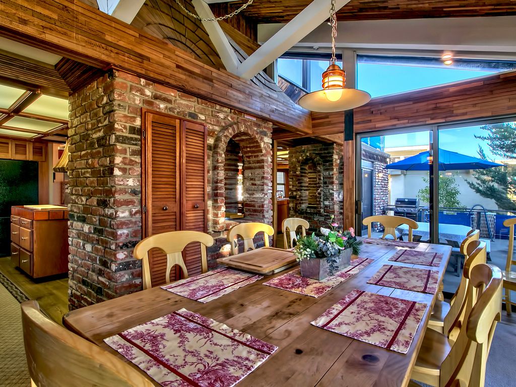 Formal Dining   2nd floor

and outdoor dining
