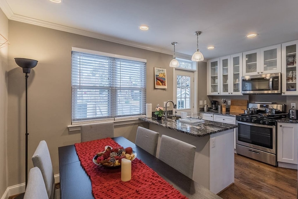 Gorgeous Kitchen & Dining Area
